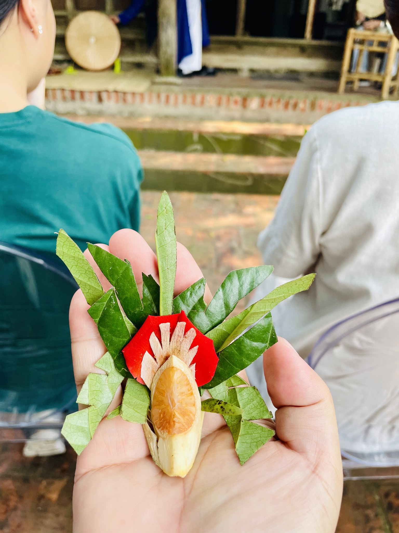 Miếng trầu do các liền anh liền chị Bắc Ninh đơm tại nhà nhạc sỹ Dương Thụ